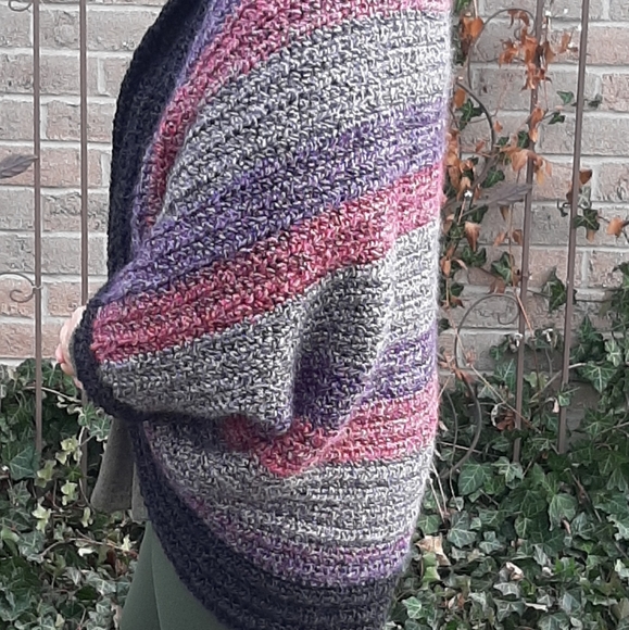 Handmade crocheted shawl - Picture 3 of 4
